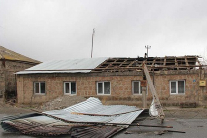 В Армении сильный ветер сорвал крышу школы
