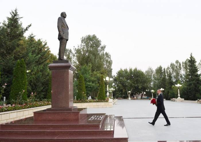 Президент посетил памятник общенационального лидера Гейдара Алиева в  Шемахе и Исмаиллы - ФОТО