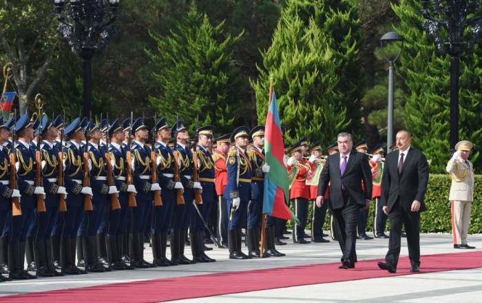 В Баку состоялась церемония официальной встречи Президента Таджикистана - ФОТО