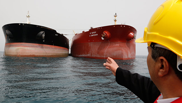 Иран полностью прекратил поставки нефти во Францию из-за санкций США
