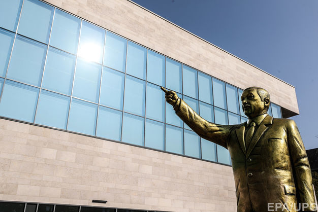 В Германии решили демонтировать золотую статую Эрдогана 
