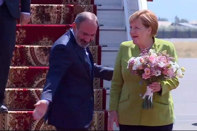 Ангела Меркель прибыла в Ереван