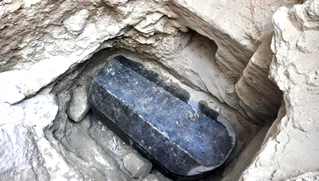 Ученые установили, кто был похоронен в обнаруженном черном саркофаге