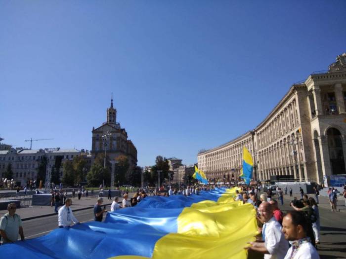 АНУ организовала в центре Киева демонстрацию 150-метрового флага - ФОТО