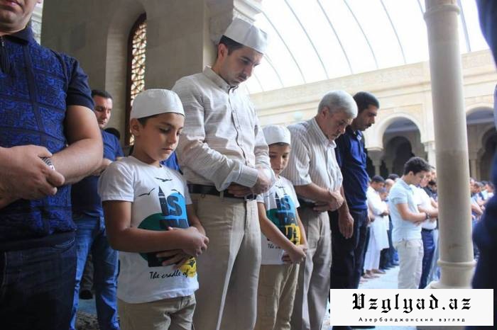 Праздничный намаз в мечетях Азербайджана - ФОТО 