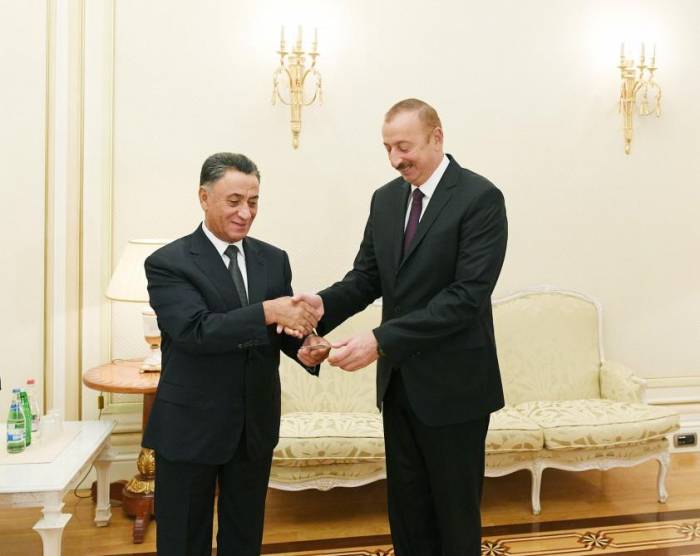 Президенту Ильхаму Алиеву вручено новое удостоверение личности - ФОТО