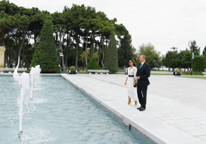 Президент Ильхам Алиев и Первая леди Мехрибан Алиева на открытии фонтанного комплекса "Лебеди" - ФОТО