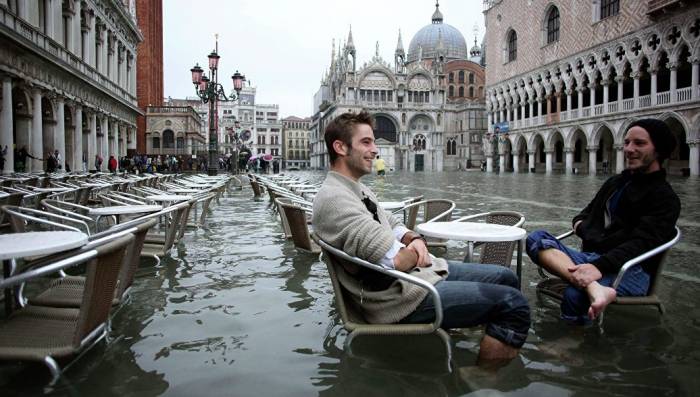 В Венеции туристов будут штрафовать на 500 евро за сидение на земле
