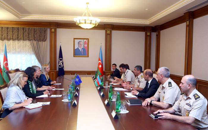 Министр обороны Азербайджана встретился с заместителем генсека НАТО