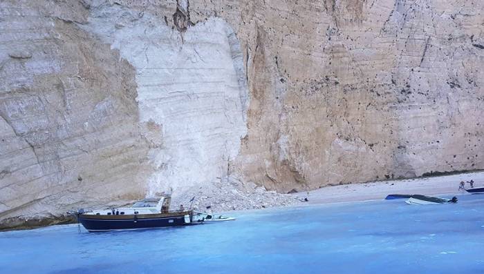 В Греции на популярном пляже обрушилась скала - ВИДЕО