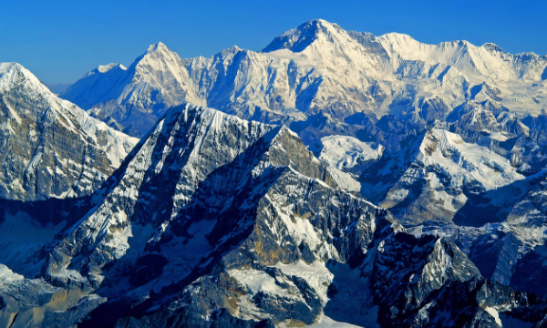 В Гималаях упал вертолет с шестью пассажирами
