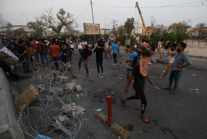 В Басре протестующие подожгли здание муниципалитета
