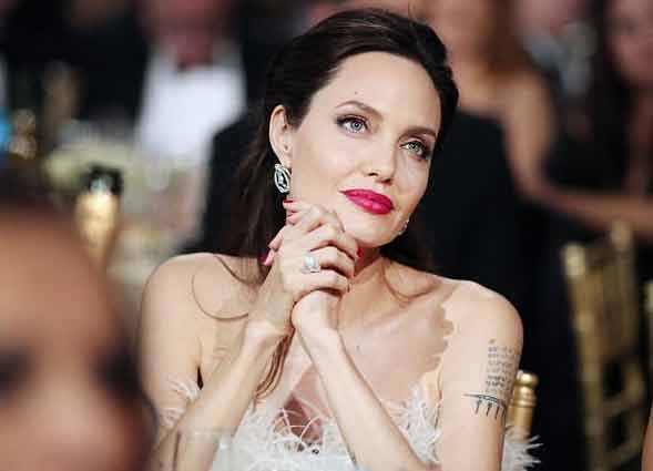СМИ: Анджелина Джоли сменила фамилию
