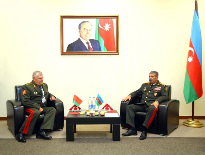 Обсуждены вопросы военного сотрудничества между Азербайджаном и Беларусью
