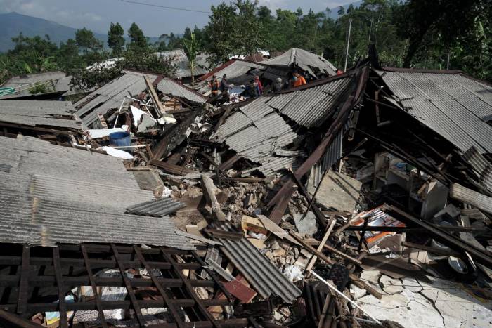 Почти 50 человек стали жертвами землетрясения в Индонезии