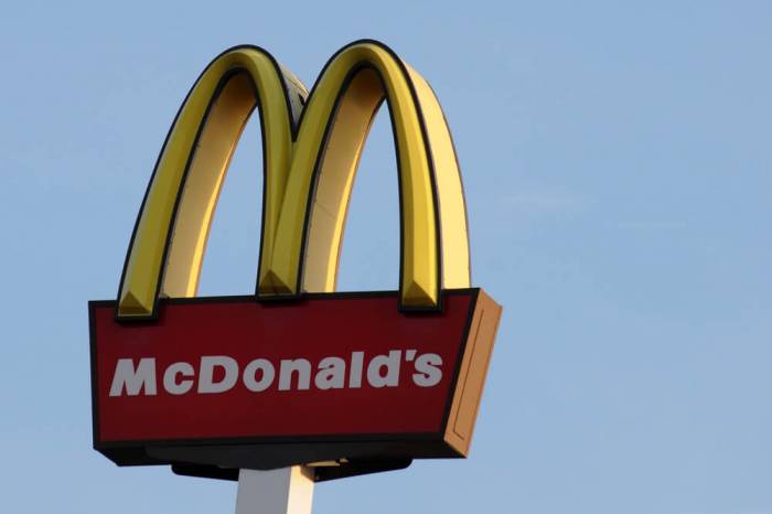 В США неизвестный расстрелял людей в McDonald