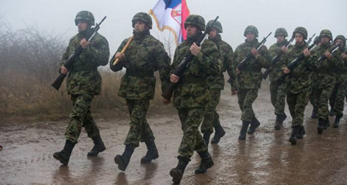 Президент Сербии привел армию в полную боеготовность
