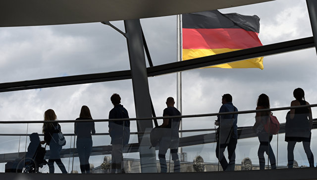 В Германии общины мигрантов потребовали отставки главы МВД
