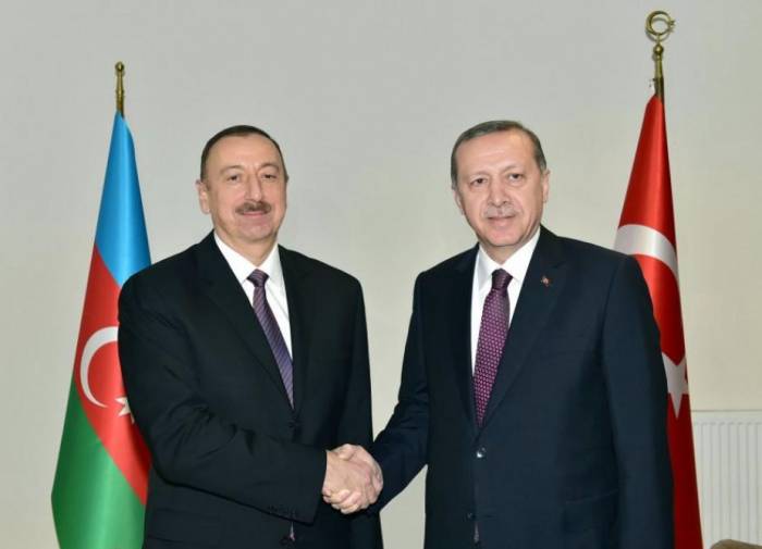 Президенты Азербайджана и Турции сфотографировались на память с участниками парада
