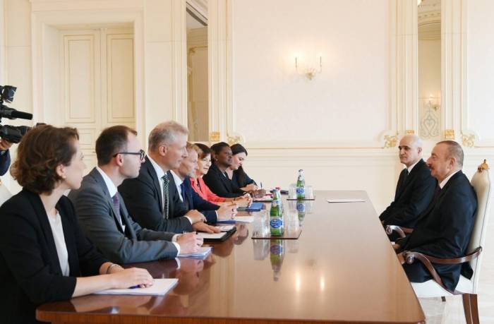 Ильхам Алиев принял делегацию во главе с вице-президентом ЕИБ - ФОТО
