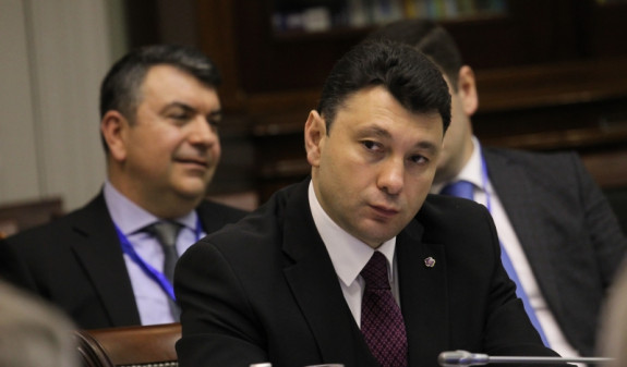 Страсти в парламенте Армении: Шармазанов никак не угомонится