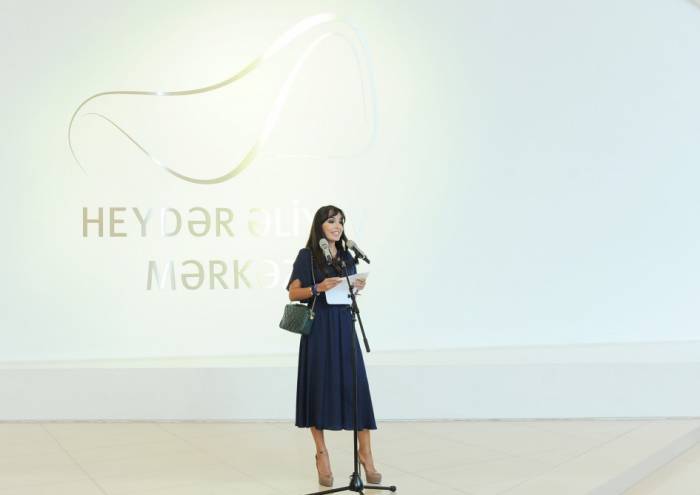 Лейла Алиева посетила выставки в Центре Гейдара Алиева -  ФОТО 
