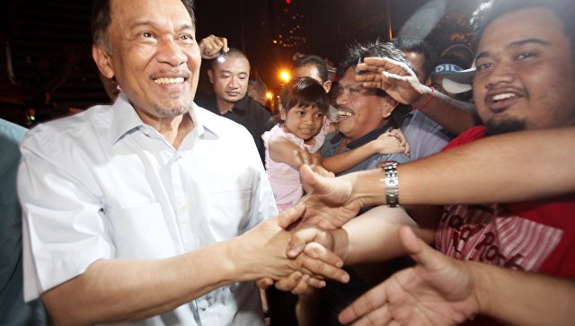 Малайзийский политик Анвар Ибрагим победил на довыборах в парламент страны
