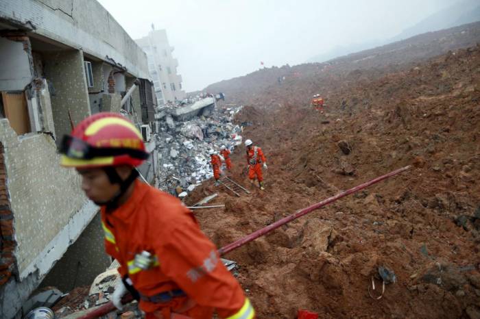 В Китае более 24,5 тысячи жителей эвакуировали из-за схода оползня
