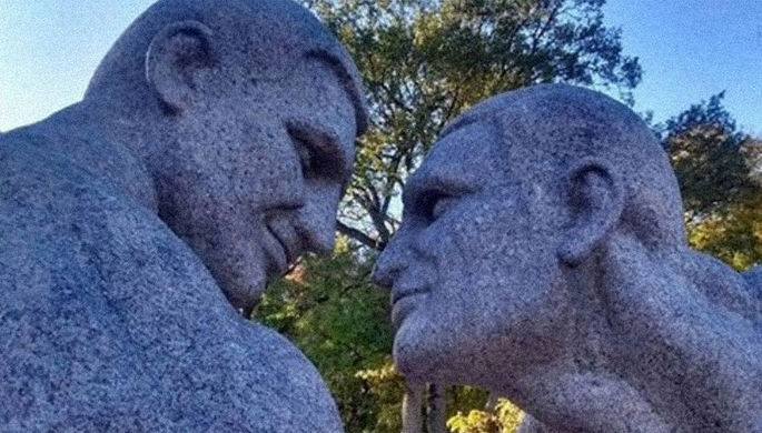 В соцсетях высмеяли «голый» памятник братьям Кличко
