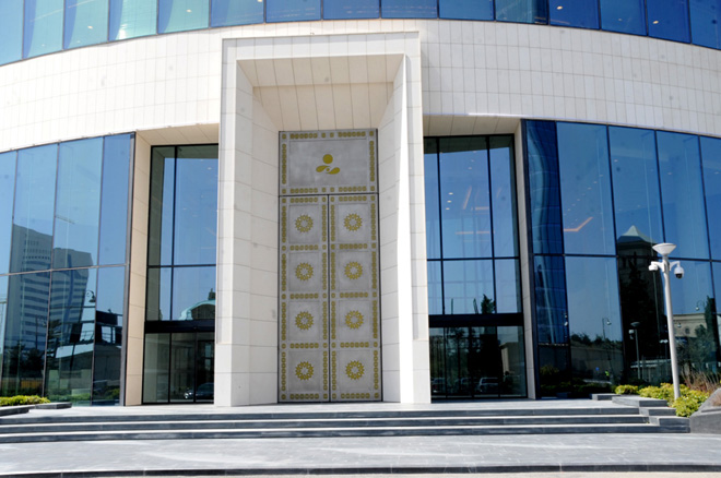 За месяц SOFAZ почти вдвое сократил продажу валюты банкам в Азербайджане
