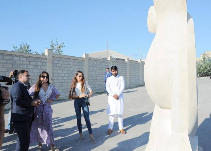 Лейла Алиева и Арзу Алиева приняли участие в презентации скульптур "Песнь в камне" - ФОТО