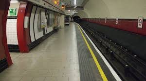 В Лондонском метро столкнули на рельсы 91-летнего экс-главу Евротоннеля - ВИДЕО