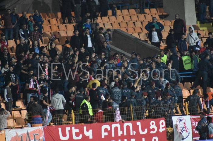 Армянские болельщики сцепились с полицией в Ереване - ФОТО