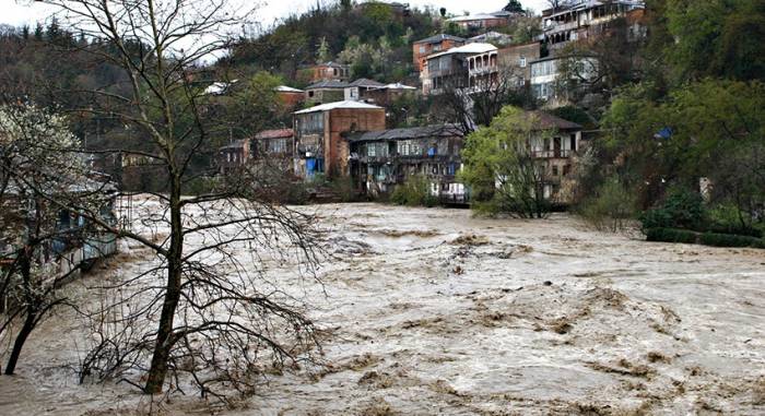 В Грузии села остались без света и воды из-за оползней
