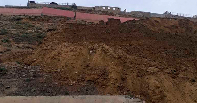 МЭПР: Активность в зоне оползня в Бадамдаре продолжалась всю ночь, обрушился забор
