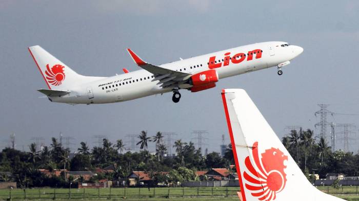 Обнаружен фюзеляж разбившегося в Индонезии самолета
