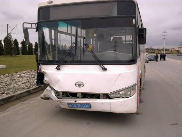 В Баку пассажирский автобус совершил аварию
