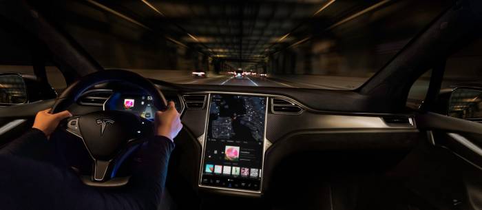 Tesla: водить машины с автопилотом безопаснее
