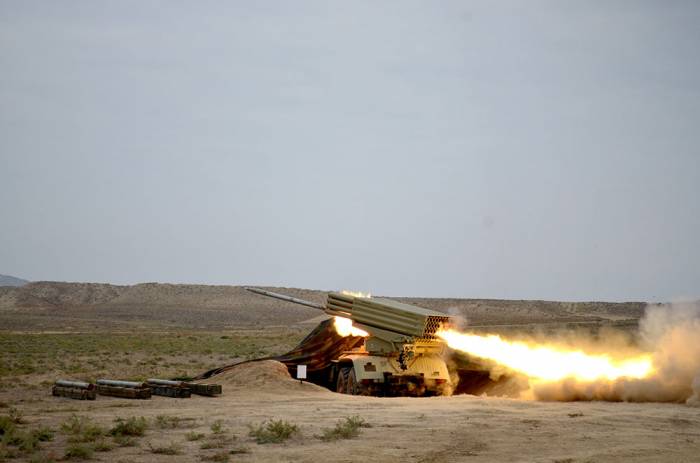 Ракетные и артиллерийские соединения ВС Азербайджана проводят учения 