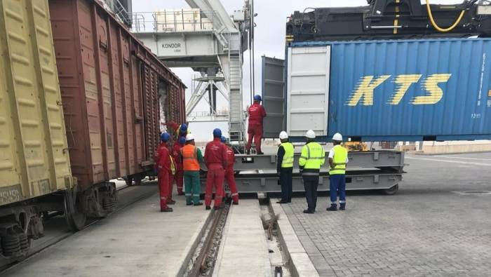 SOCAR осуществил первую контейнерную транспортировку по коридору Баку-Тбилиси-Карс
