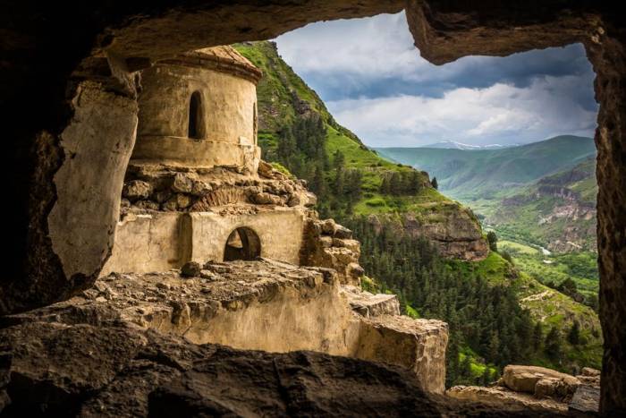 В Грузии закрыли монастырь в пещерах VIII века из-за угрозы обрушения

