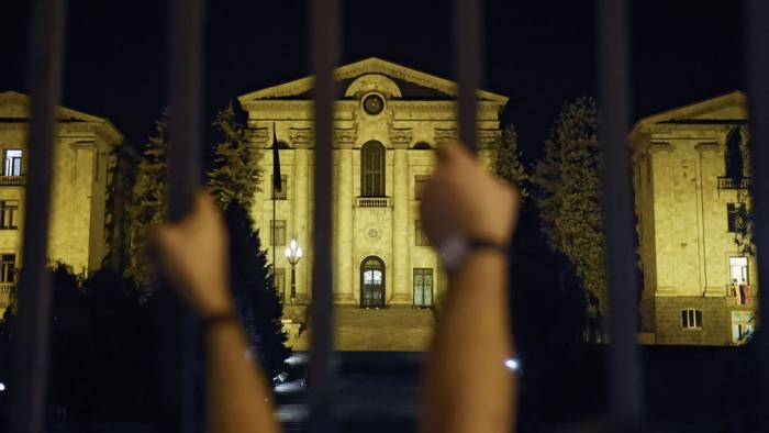 Армения снова митингует: Пашинян обрушил репрессии на головы "изменников"