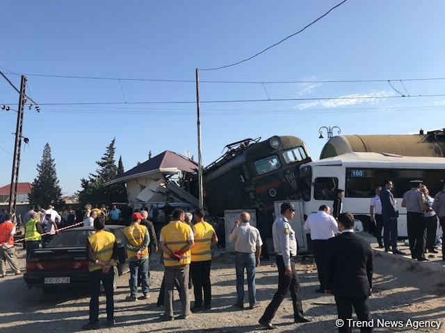 МВД Азербайджана: В ДТП с участием автобуса и поезда погибли два человека
