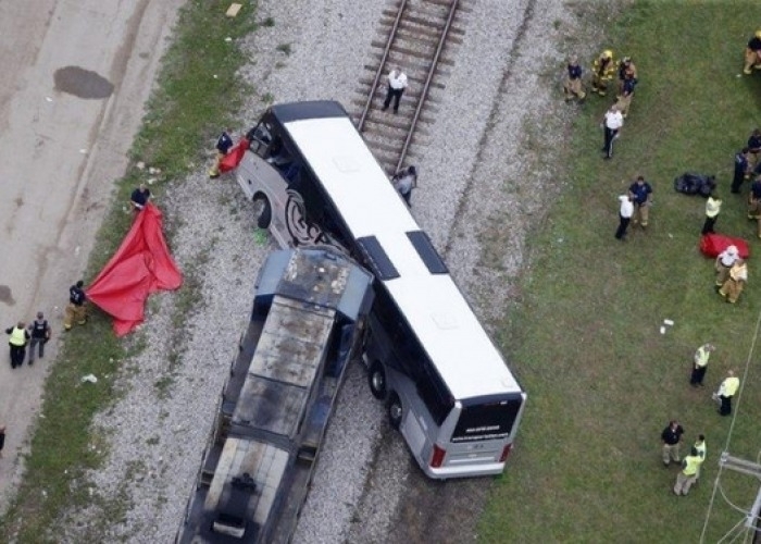 В результате столкновения автобуса с поездом в Баку погиб ребенок