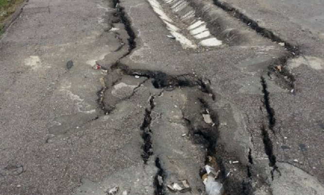 Разрушена дорога по улице Самеда Вургуна 
