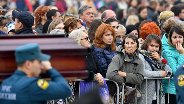 Более 20 тысяч человек пришли проститься с жертвами трагедии в Керчи
