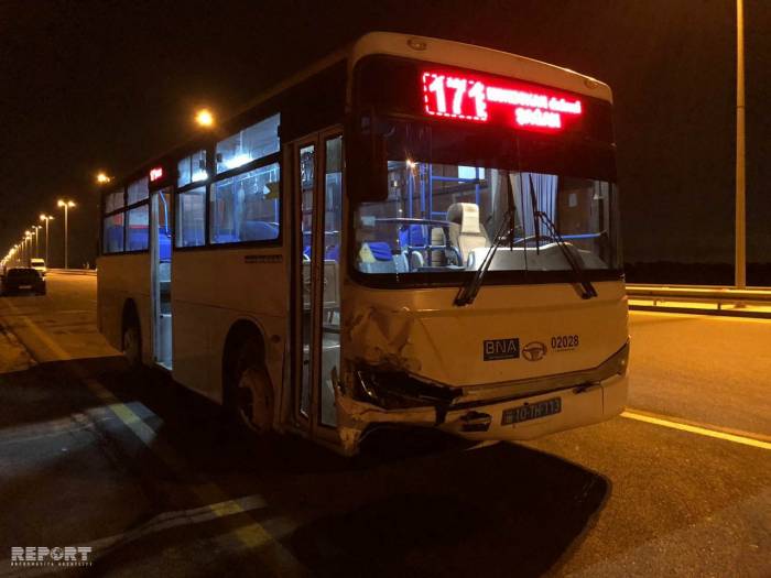 В Баку пассажирский автобус столкнулся с автомобилем