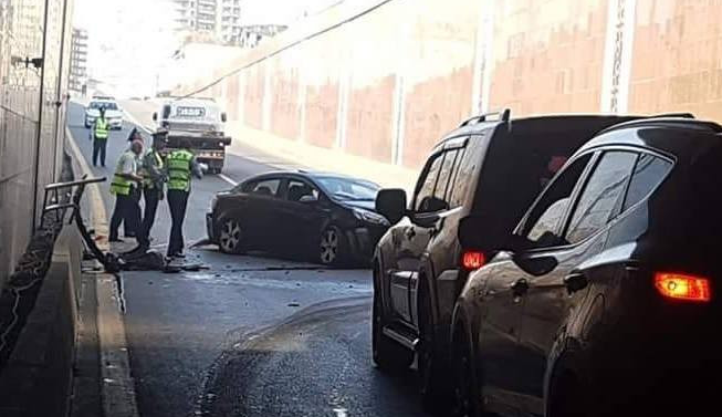 В Баку автомобиль слетел с моста в туннель - ВИДЕО