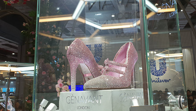 В Шанхае показали туфли, полностью покрытые бриллиантами
