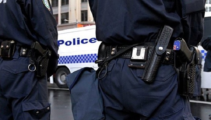 В австралийской колонии подростки напали на работников здания
